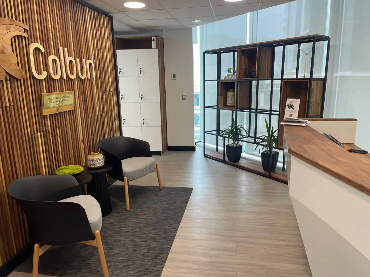 Oficina corporativa de Colbún en Antofagasta, amoblada con madera revalorizada