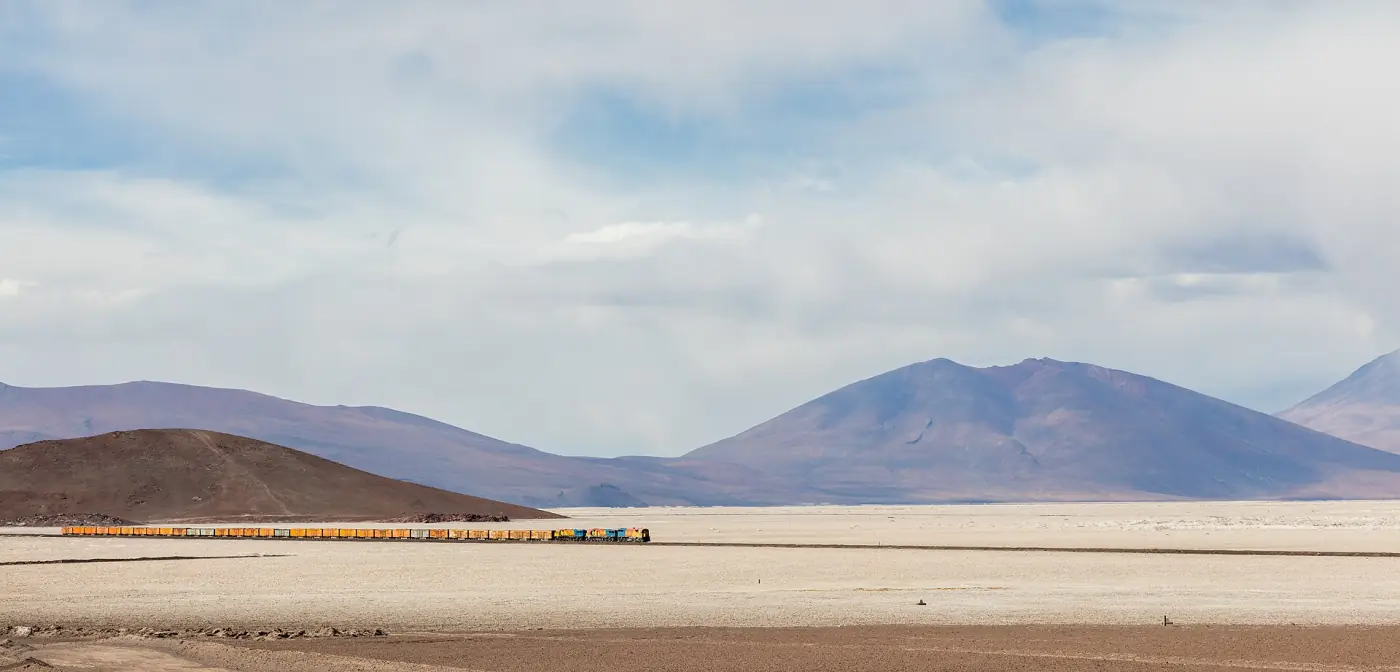 Tren de carga del FCAB cruzando el Salar de Ascotán, rumbo a Bolivia