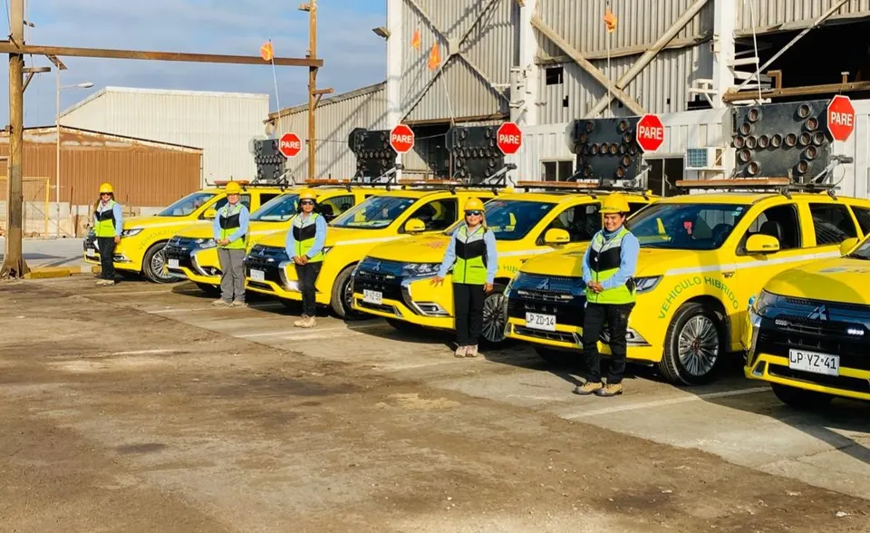 Equipo de escoltas VAYAC junto a las camionetas amarillas