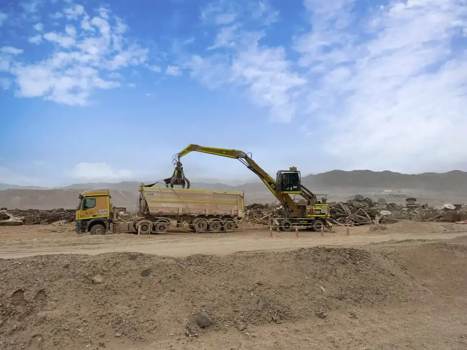 Excavadora y camión moviendo material